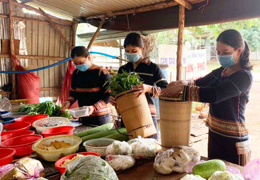 Các thành viên Câu lạc bộ &quot;Phụ nữ nói không với rác thải nhựa&quot; của Hội LHPN xã Ia Mơ Nông (Chư Păh) đi chợ bằng gùi. Ảnh: Nhật Hào