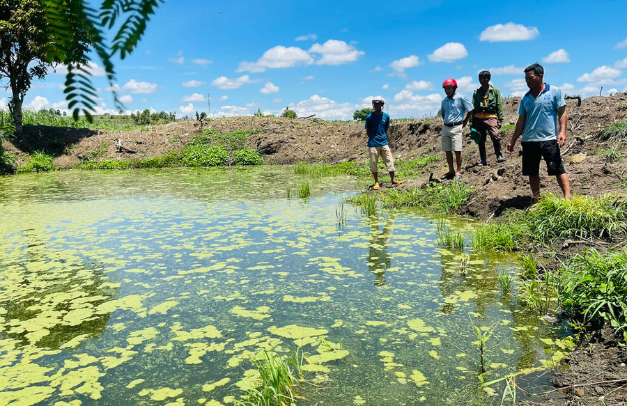 Theo người dân làng Tnung (xã Hbông), nước thải từ trang trại của ông Thường, bà Hảo rỉ vào hồ khiến nguồn nước bị ô nhiễm không thể tưới cho vườn cây. Ảnh: H.T Theo người dân làng Tnung (xã Hbông), nước thải từ trang trại của ông Thường, bà Hảo rỉ vào hồ khiến nguồn nước bị ô nhiễm không thể tưới cho vườn cây. Ảnh: H.T