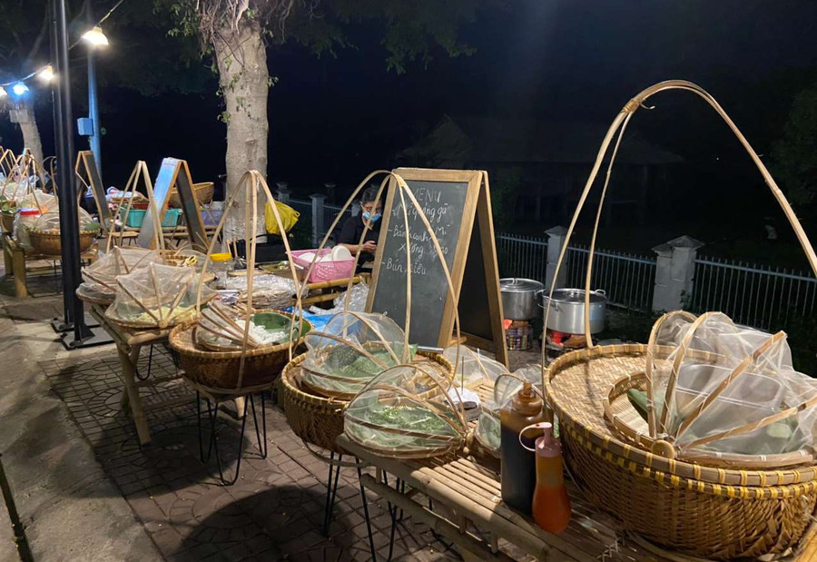 Các hàng quán trong phố đi bộ đều sử dụng các sản phẩm bằng tre, bằng giấy thân thiện với môi trường. Ảnh: HT Các hàng quán trong phố đi bộ đều sử dụng các sản phẩm bằng tre, bằng giấy thân thiện với môi trường. Ảnh: HT