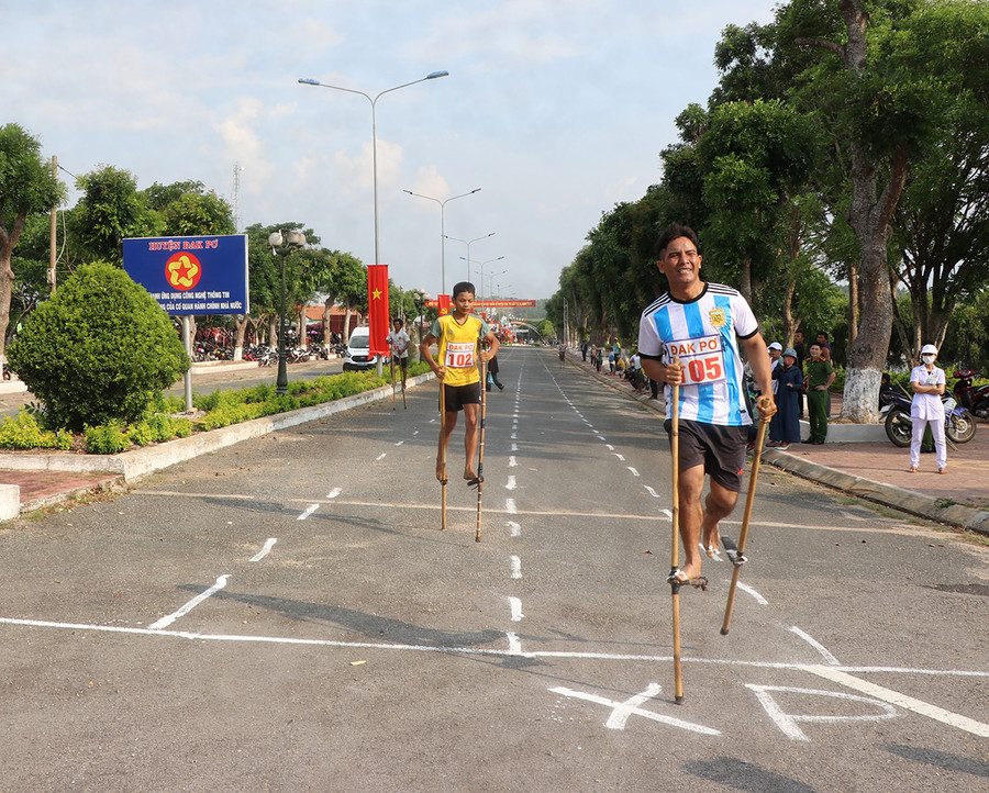 Các vận động viên tham gia tranh tài tại môn chạy cà kheo. Ảnh: Ngọc Minh Các vận động viên tham gia tranh tài tại môn chạy cà kheo. Ảnh: Ngọc Minh