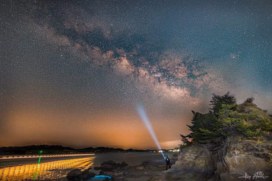 "Mỗi bức ảnh đều chứa đựng tâm huyết và tình yêu mà mình dành cho thiên văn, cho bầu trời. Khi ảnh được những người có cùng sở thích đón nhận, mình thực sự rất vui và rất hạnh phúc. Chắc chắn, mình sẽ giữ mãi niềm đam mê này tới mãi những ngày tháng về sau", tác giả bộ ảnh bày tỏ. Ảnh: HUY HYUNH