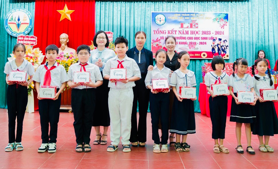 Bà My (thứ 8 từ trái sang) trao quà cho em học sinh có thành tích học tập tốt trong năm học 2023-2024. Ảnh: Mai Ka Bà My (thứ 8 từ trái sang) trao quà cho em học sinh có thành tích học tập tốt trong năm học 2023-2024. Ảnh: Mai Ka