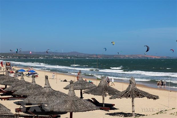 Biển Mũi Né luôn thu hút đông đảo du khách đến nghỉ dưỡng và chơi các môn thể thao trên biển. (Ảnh: Hồng Hiếu/TTXVN) Biển Mũi Né luôn thu hút đông đảo du khách đến nghỉ dưỡng và chơi các môn thể thao trên biển. (Ảnh: Hồng Hiếu/TTXVN)