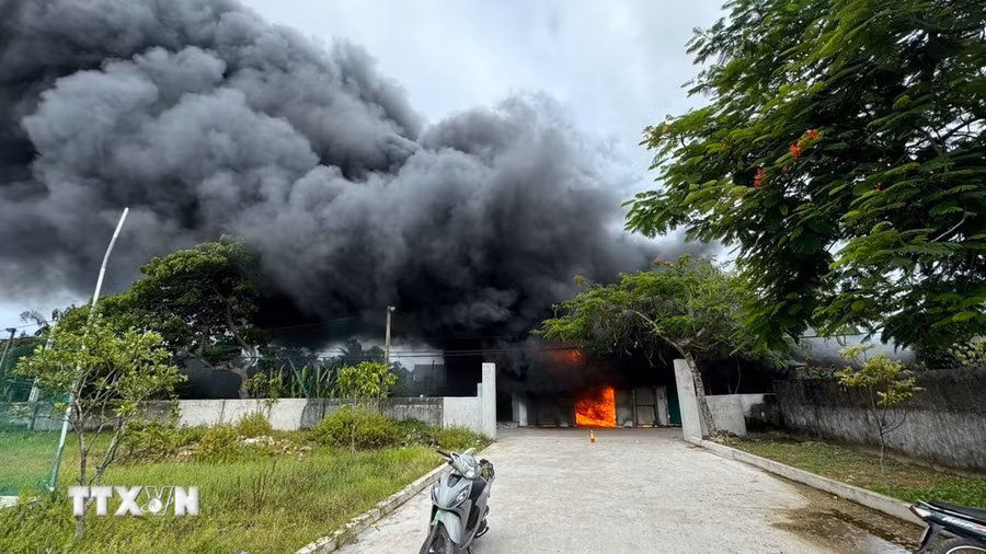 Cháy xưởng thu mua phế liệu ở Sầm Sơn, Thanh Hóa, ngày 31/7. (Nguồn: TTXVN)