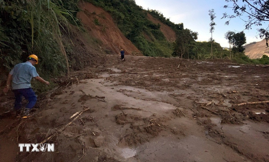 Sạt lở xảy ra hồi tháng trưowcs tại Km174+300 trên Quốc lộ 279 đoạn qua xã Mường Kim, huyện Than Uyên (tỉnh Lai Châu). (Ảnh: TTXVN phát) Sạt lở xảy ra hồi tháng trưowcs tại Km174+300 trên Quốc lộ 279 đoạn qua xã Mường Kim, huyện Than Uyên (tỉnh Lai Châu). (Ảnh: TTXVN phát)