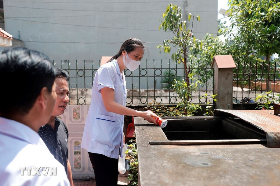 Xã Đồng Tháp (huyện Đan Phượng) hiện đang là điểm nóng về dịch sốt xuất huyết với 36 ca mắc mới trong tuần. (Ảnh: Minh Quyết/TTXVN) Xã Đồng Tháp (huyện Đan Phượng) hiện đang là điểm nóng về dịch sốt xuất huyết với 36 ca mắc mới trong tuần. (Ảnh: Minh Quyết/TTXVN)