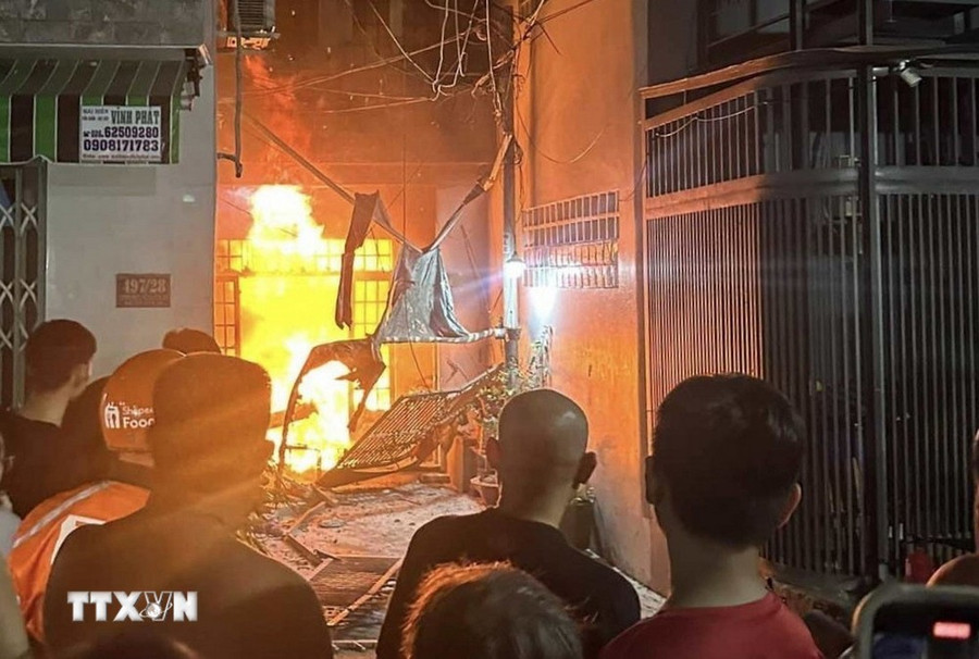 Vụ cháy nhà trong hẻm 497 đường Thống Nhất, phường 16, quận Gò Vấp, Thành phố Hồ Chí Minh khiến 3 mẹ con tử vong. (Ảnh TTXVN phát)