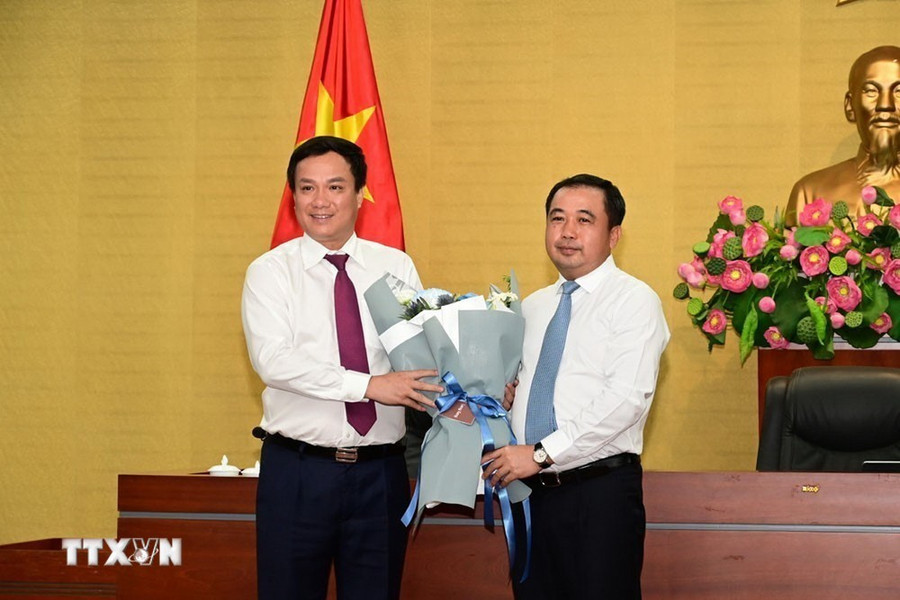 Bí thư Tỉnh ủy Hải Dương Trần Đức Thắng (bên phải) tặng hoa chúc mừng Chủ tịch Ủy ban Nhân dân tỉnh Hải Dương Triệu Thế Hùng nhận nhiệm vụ mới. (Ảnh: Mạnh Minh/TTXVN) Bí thư Tỉnh ủy Hải Dương Trần Đức Thắng (bên phải) tặng hoa chúc mừng Chủ tịch Ủy ban Nhân dân tỉnh Hải Dương Triệu Thế Hùng nhận nhiệm vụ mới. (Ảnh: Mạnh Minh/TTXVN)