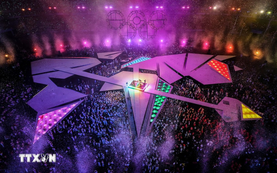 Bế mạc Olympic Paris 2024, bữa tiệc của âm thanh và ánh sáng. (Ảnh: THX/TTXVN)