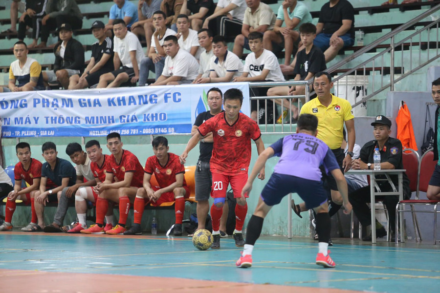 Đông đảo khán giả đến sân cổ vũ các cầu thủ thi đấu. Ảnh: Văn Ngọc Đông đảo khán giả đến sân cổ vũ các cầu thủ thi đấu. Ảnh: Văn Ngọc