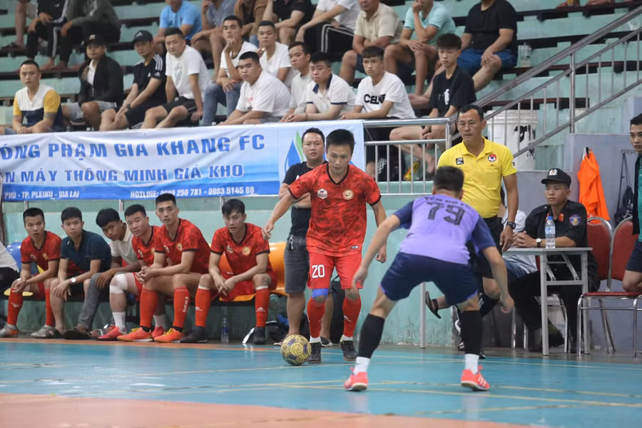 Đông đảo khán giả đến sân cổ vũ các cầu thủ thi đấu. Ảnh: Văn Ngọc