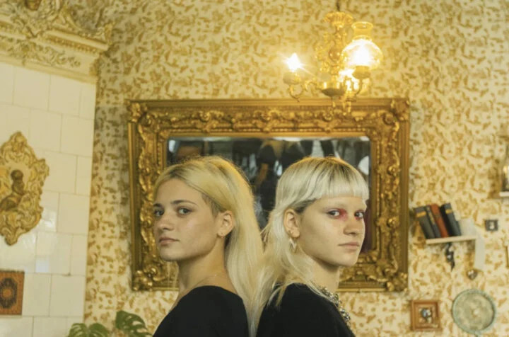 Ano và Tako như hình với bóng sau khi tìm thấy nhau. Ano và Tako như hình với bóng sau khi tìm thấy nhau.