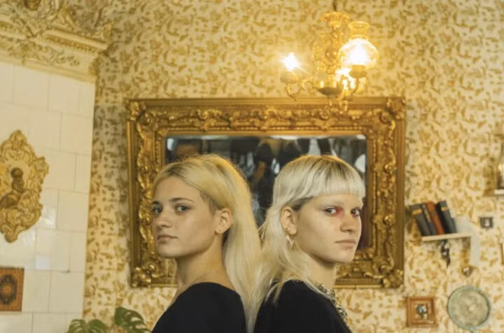 Ano và Tako như hình với bóng sau khi tìm thấy nhau.