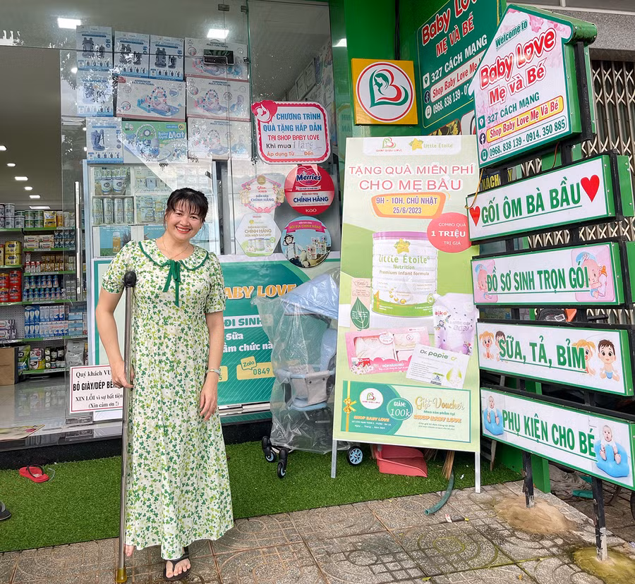 Chị Lê Thị Bích Liễu bên cửa hàng Baby Love của mình. Ảnh: M.C Chị Lê Thị Bích Liễu bên cửa hàng Baby Love của mình. Ảnh: M.C