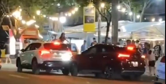 Cô gái cố tình lái ô tô tông vào xe đối thủ. Ảnh cắt từ Clip