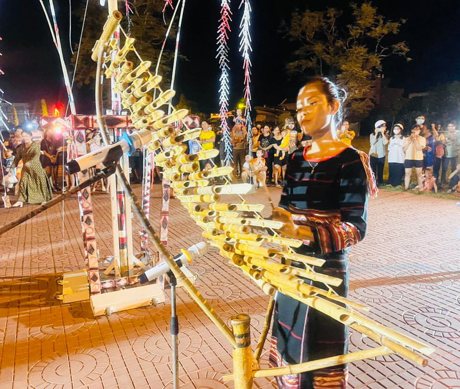 Qua bàn tay khéo léo, điêu luyện của mình, Rmah H’Thu đã biến những giai điệu mộc mạc trở nên mới mẻ, đắm say. Ảnh: V.C Qua bàn tay khéo léo, điêu luyện của mình, Rmah H’Thu đã biến những giai điệu mộc mạc trở nên mới mẻ, đắm say. Ảnh: V.C