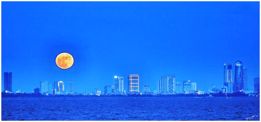 Vẻ đẹp của mặt trăng luôn khiến người yêu thiên văn thích thú. Ảnh: TÚ TRUNG HỒ