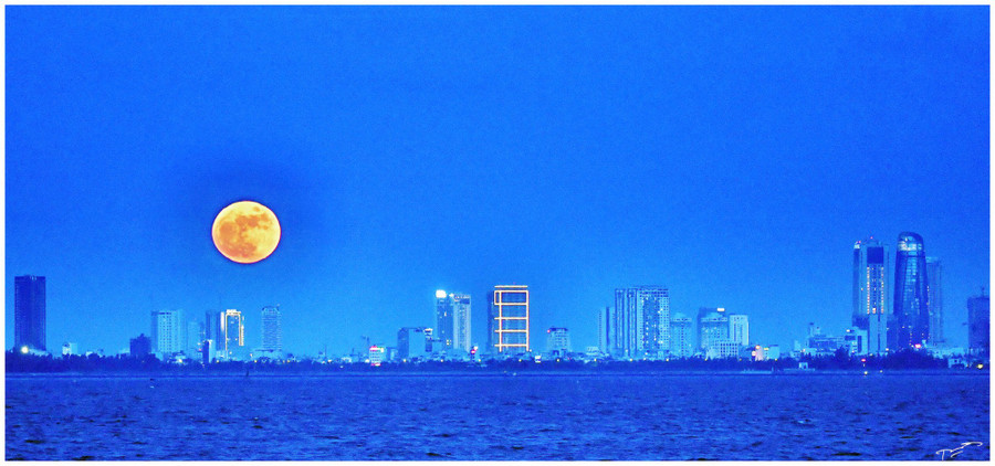 Tại sao mặt trăng nhìn lớn hơn khi ở chân trời? - Ảnh 4. Vẻ đẹp của mặt trăng luôn khiến người yêu thiên văn thích thú. Ảnh: TÚ TRUNG HỒ