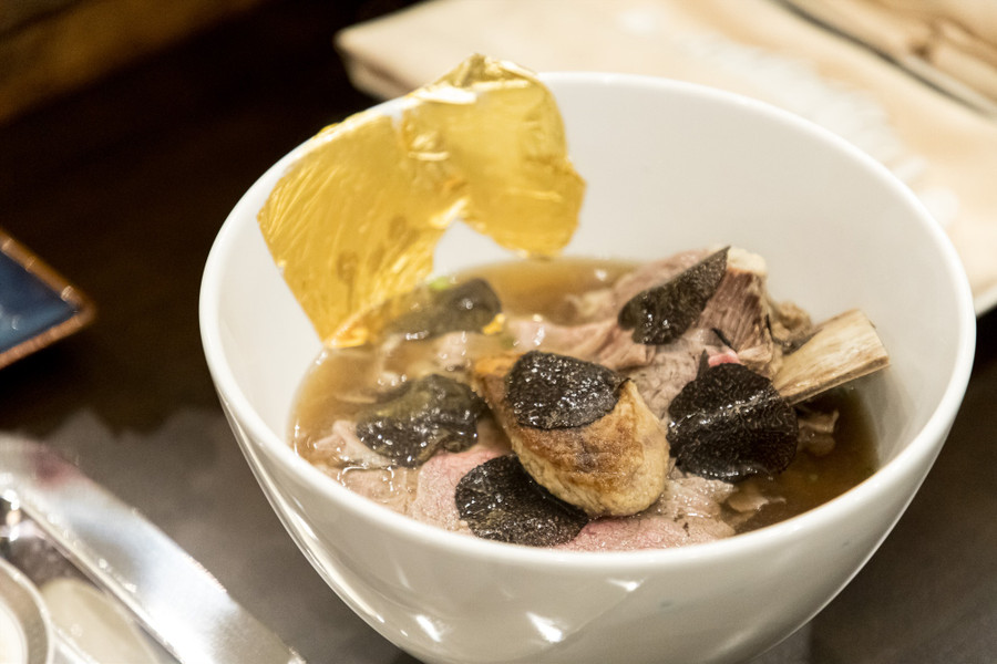 "Phở King" được xem là bát phở đắt nhất Việt Nam, chính thức "soán ngôi" bát phở 920.000 đồng ra mắt vào năm 2019. "Phở King" được xem là bát phở đắt nhất Việt Nam, chính thức "soán ngôi" bát phở 920.000 đồng ra mắt vào năm 2019.