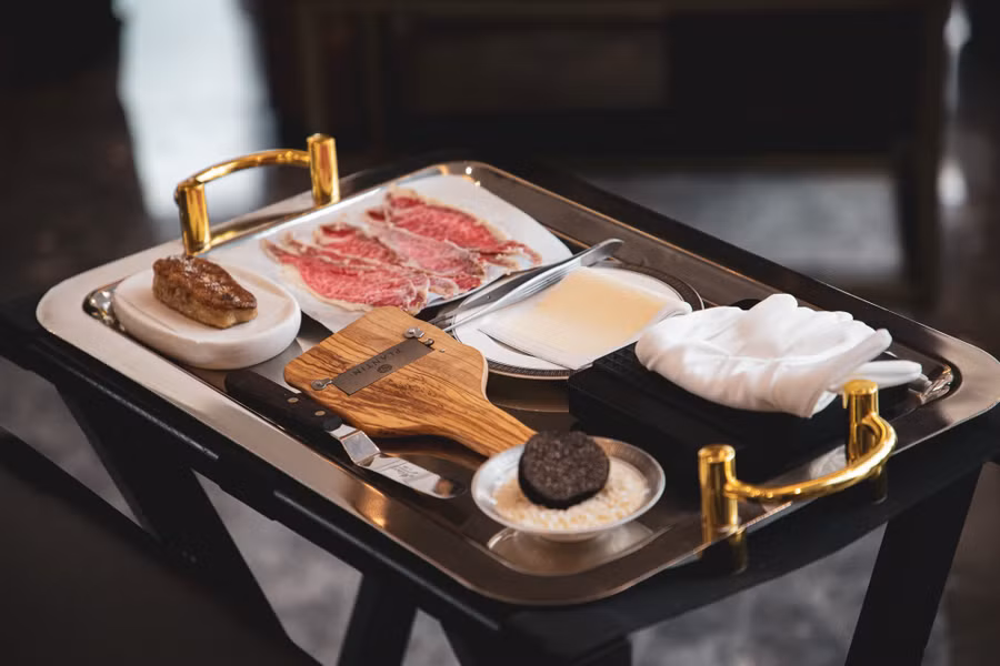 Khay nguyên liệu làm nên bát phở tiền triệu.