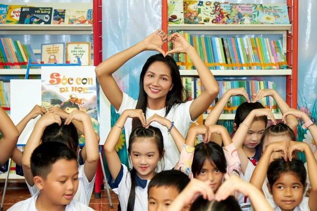 Thư viện thân thiện mà H’Hen Niê thực hiện được thiết kế theo không gian mở, trang trí đẹp mắt nhằm tạo cảm hứng đọc sách cho các em nhỏ. ẢNH: NVCC