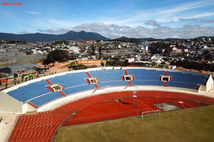 Khán đài D có hướng nhìn về Thung Lũng Tình Yêu (phường 8, TP Đà Lạt) và Langbiang (huyện Lạc Dương). Hai đầu sân vận động có thể dùng thi đấu nhiều môn thể thao khác ngoài bóng đá.