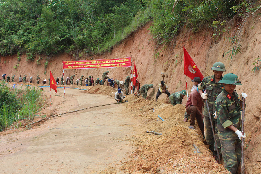 Các cán bộ, chiến sĩ của Lữ đoàn 273 cùng nhân dân đào mương, chôn ống dẫn nước về làng. Ảnh: Vĩnh Hoàng Các cán bộ, chiến sĩ của Lữ đoàn 273 cùng nhân dân đào mương, chôn ống dẫn nước về làng. Ảnh: Vĩnh Hoàng