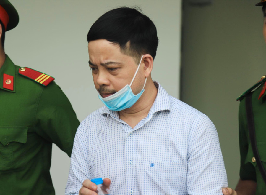 Bị cáo Phạm Trung Kiên - cựu Thư ký Thứ trưởng Bộ Y tế - bị dẫn giải chiều 13.7. Ảnh: Quang Việt