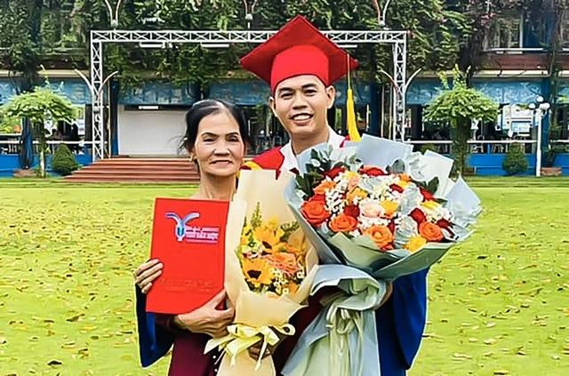 Bà Nguyễn Thị Kim Chung cùng con trai Nguyễn Hoàng Anh chụp hình kỷ niệm Bà Nguyễn Thị Kim Chung cùng con trai Nguyễn Hoàng Anh chụp hình kỷ niệm