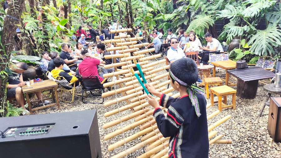 Nhiều quán cà phê phong cách truyền thống của người Êđê gây ấn tượng