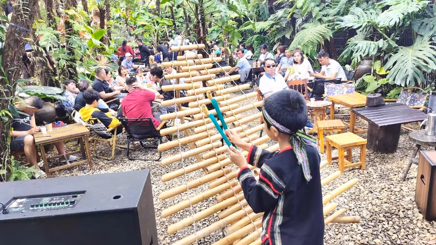 Nhiều quán cà phê phong cách truyền thống của người Êđê gây ấn tượng