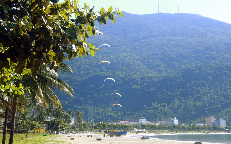 Các vận động viên xuất phát từ bán đảo Sơn Trà, vừa bay vừa thiết lập đội hình, hướng về vùng biển P.Thọ Quang. Ảnh: Nguyễn Tú