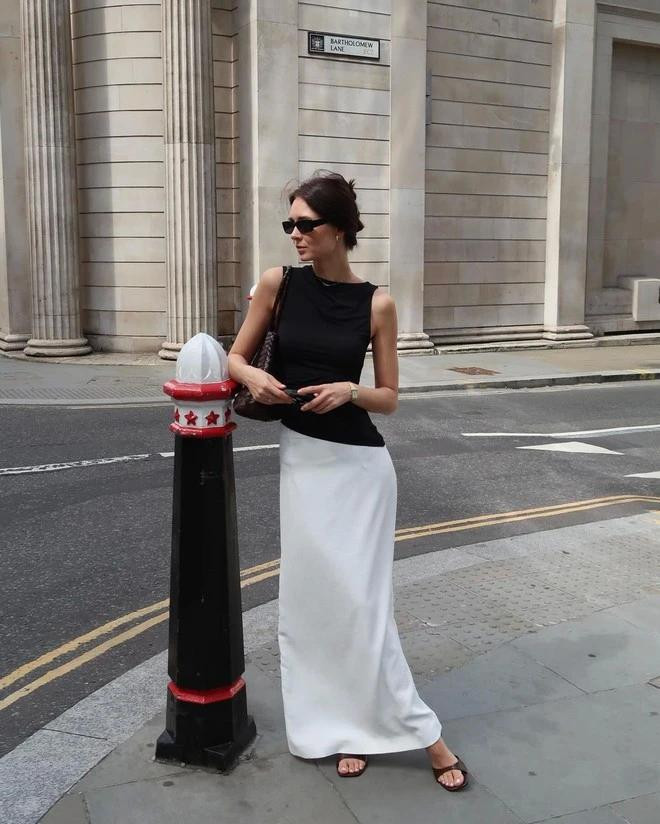 Luôn có thể biến hóa thành nhiều bản phối khác nhau từ một chiếc chân váy. Quý cô có thể đổi mới từ áo dệt kim sang áo sơ mi và giày bít mũi để có bộ trang phục lịch thiệp đi ăn tối hoặc diện áo không tay thoáng mát kèm dép đế bằng để đi dạo, hẹn hò cà phê... Ảnh Viktorija Bieliune Luôn có thể biến hóa thành nhiều bản phối khác nhau từ một chiếc chân váy. Quý cô có thể đổi mới từ áo dệt kim sang áo sơ mi và giày bít mũi để có bộ trang phục lịch thiệp đi ăn tối hoặc diện áo không tay thoáng mát kèm dép đế bằng để đi dạo, hẹn hò cà phê... Ảnh Viktorija Bieliune