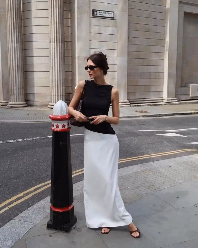 Luôn có thể biến hóa thành nhiều bản phối khác nhau từ một chiếc chân váy. Quý cô có thể đổi mới từ áo dệt kim sang áo sơ mi và giày bít mũi để có bộ trang phục lịch thiệp đi ăn tối hoặc diện áo không tay thoáng mát kèm dép đế bằng để đi dạo, hẹn hò cà phê... Ảnh Viktorija Bieliune