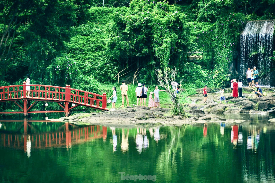 Du khách hào hứng chụp ảnh tại khu du lịch KoTam.