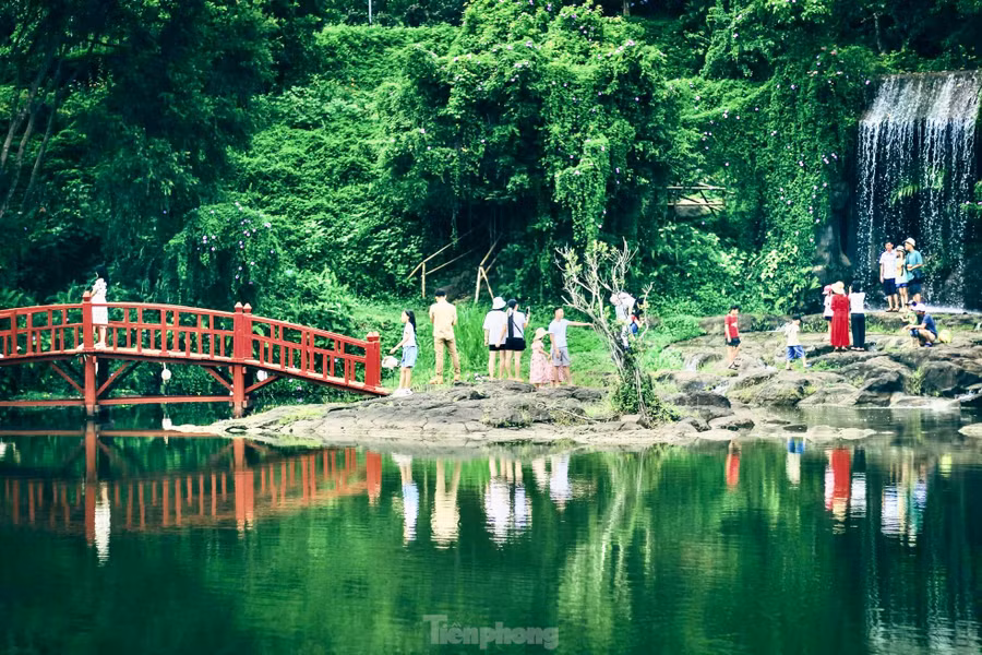 Du khách hào hứng chụp ảnh tại khu du lịch KoTam.