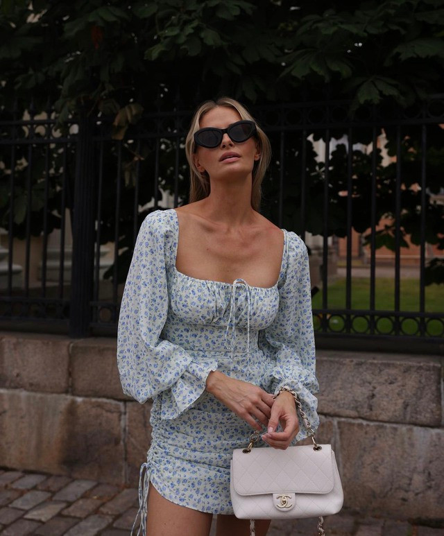 Nếu là cô nàng của chủ nghĩa thanh lịch cổ điển thì váy cổ vuông tay bồng chính là set trang phục dự tiệc mùa hè lý tưởng dành cho bạn. Để tăng sự hấp dẫn cho set đồ, bạn hãy chọn những thiết kế có phần rút dây để khoe chân thon dài. Nếu là cô nàng của chủ nghĩa thanh lịch cổ điển thì váy cổ vuông tay bồng chính là set trang phục dự tiệc mùa hè lý tưởng dành cho bạn. Để tăng sự hấp dẫn cho set đồ, bạn hãy chọn những thiết kế có phần rút dây để khoe chân thon dài.