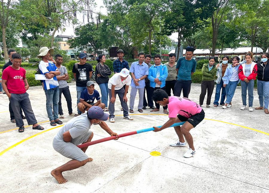 Vận động viên Alê Lu (bên phải) nỗ lực mang về thành tích tốt nhất cho xã Ia Hdreh ở môn đẩy gậy. Ảnh: P.D