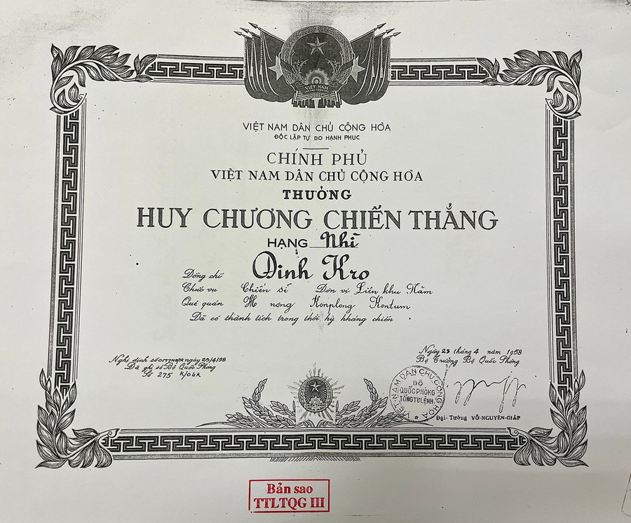 Huy chương Chiến thắng hạng nhì của ông Đinh Krò, do Đại tướng Võ Nguyên Giáp ký tặng. Ảnh: P.D Huy chương Chiến thắng hạng nhì của ông Đinh Krò, do Đại tướng Võ Nguyên Giáp ký tặng. Ảnh: P.D