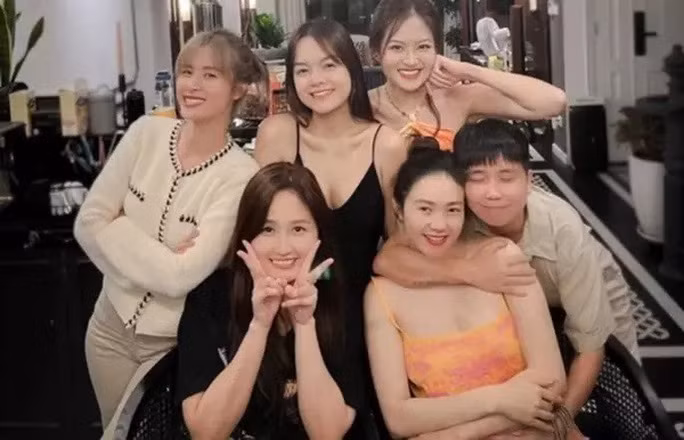 Câu chuyện mặt mộc cười té ghế của Mai Phương Thúy - Ảnh 5. Mai Phương Thúy và hội bạn thân