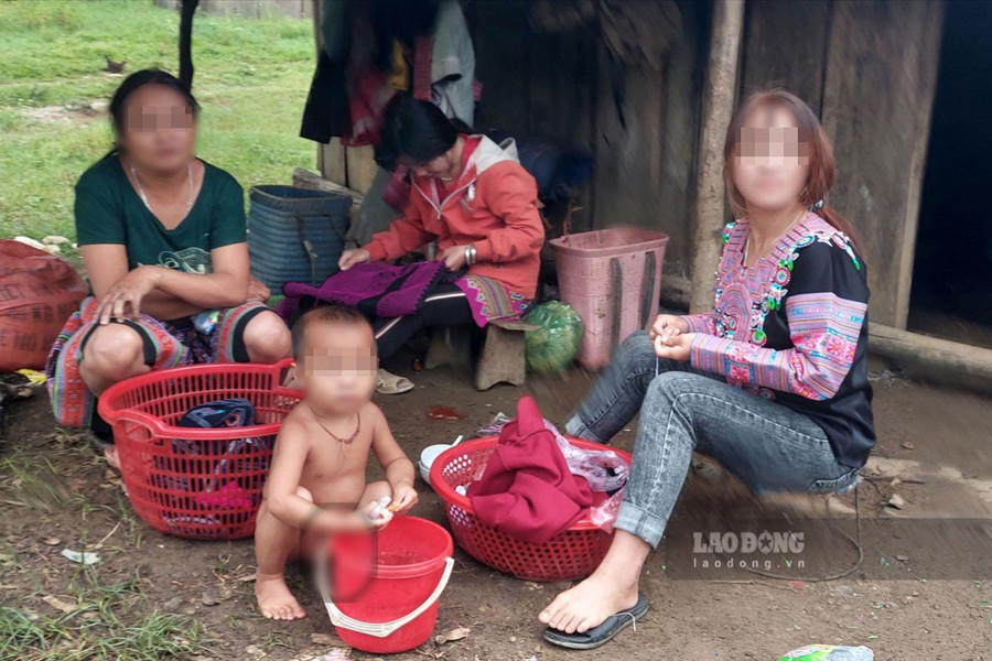 D (người ngoài cùng bên phải) lấy chồng lúc 15 tuổi, sau 4 năm đã có 2 đứa con. Ảnh: Minh Nguyễn D (người ngoài cùng bên phải) lấy chồng lúc 15 tuổi, sau 4 năm đã có 2 đứa con. Ảnh: Minh Nguyễn