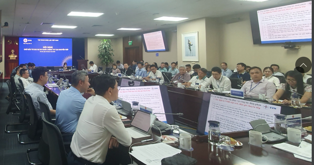 Bộ Công thương và EVN làm việc với các nhà đầu tư để tháo gỡ khó khăn, vướng mắc trong đàm phán mua bán điện của các dự án năng lượng tái tạo chuyển tiếp. Ảnh: PHAN HẬU