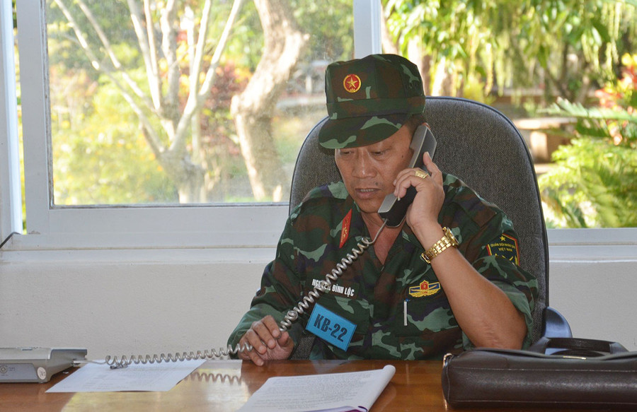 Thượng tá Nguyễn Đình Lộc đang thực hiện nhiệm vụ. Ảnh: Huy Bắc Thượng tá Nguyễn Đình Lộc đang thực hiện nhiệm vụ. Ảnh: Huy Bắc