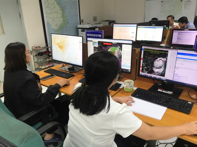 Kíp trực Trung tâm Cảnh báo thời tiết - Trung tâm Khí tượng hàng không tác nghiệp lập bản tin dự báo, cảnh báo bão số 3 năm 2024. Ảnh: VATM