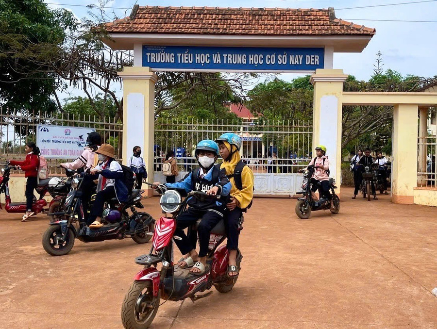 Tình trạng học sinh đi xe máy điện đến trường khá phổ biến ở nhiều địa phương. Ảnh: Minh Nguyễn Tình trạng học sinh đi xe máy điện đến trường khá phổ biến ở nhiều địa phương. Ảnh: Minh Nguyễn