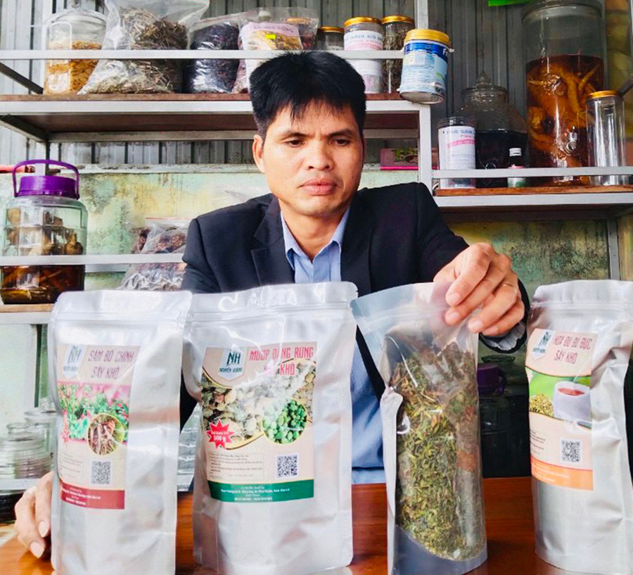 Với việc đóng gói bao bì, xây dựng thương hiệu, anh Giáp hy vọng mang đến sản phẩm tốt nhất cho người tiêu dùng. Ảnh: Vũ Chi