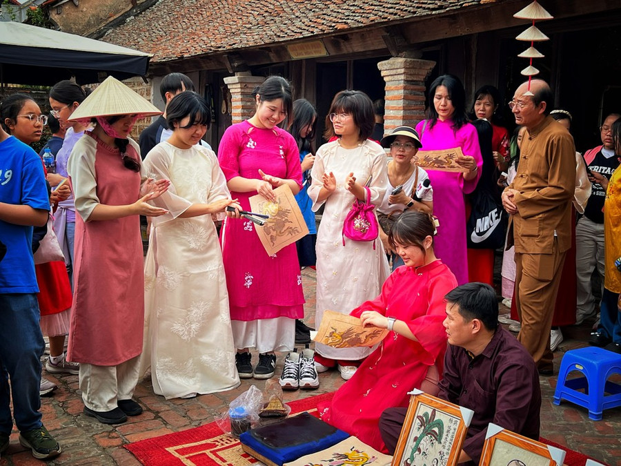 Du khách Hàn Quốc trải nghiệm làm tranh Đông Hồ ở Hà Nội. (Ảnh: Mai Mai/Vietnam+) Du khách Hàn Quốc trải nghiệm làm tranh Đông Hồ ở Hà Nội. (Ảnh: Mai Mai/Vietnam+)