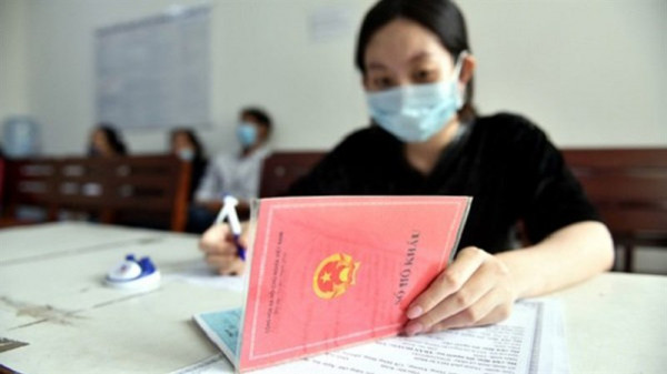 Khẩn trương rà soát, sửa đổi các văn bản có quy định yêu cầu nộp, xuất trình Sổ hộ khẩu, Sổ tạm trú giấy. Ảnh minh họa Khẩn trương rà soát, sửa đổi các văn bản có quy định yêu cầu nộp, xuất trình Sổ hộ khẩu, Sổ tạm trú giấy. Ảnh minh họa