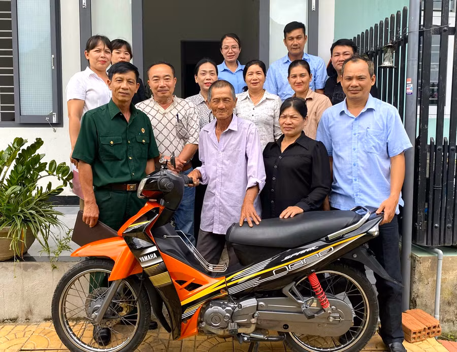 Ủy ban MTTQ Việt Nam phường Tây Sơn phối hợp với Hội Cựu chiến binh phường hỗ trợ gia đình ông Lê Văn Sơn 1 chiếc xe máy để làm phương tiện đi lại. Ảnh: N.M