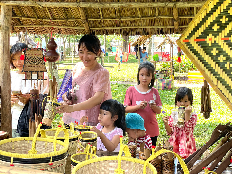 Ngày hội mang đến những trải nghiệm văn hóa đáng quý với những người tham gia. Ảnh: Phương Duyên Ngày hội mang đến những trải nghiệm văn hóa đáng quý với những người tham gia. Ảnh: Phương Duyên